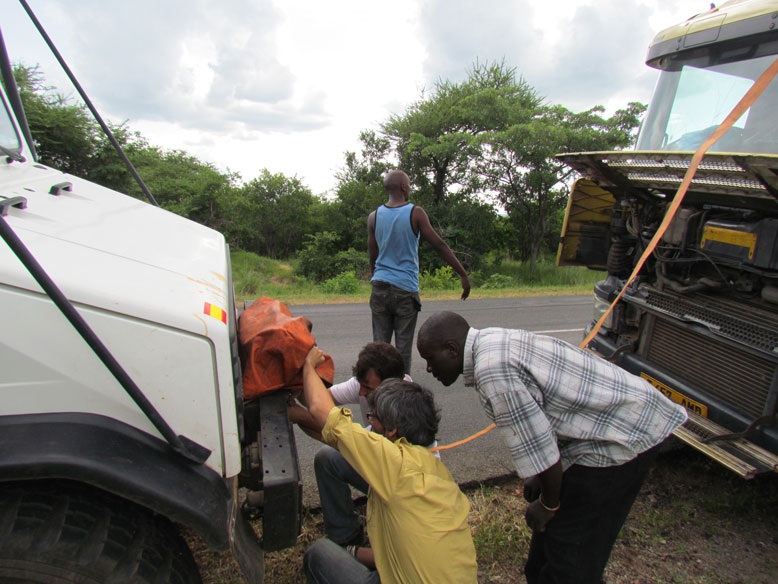 auxiliando a un camionero Tanzano que no podía abatir su cabina.